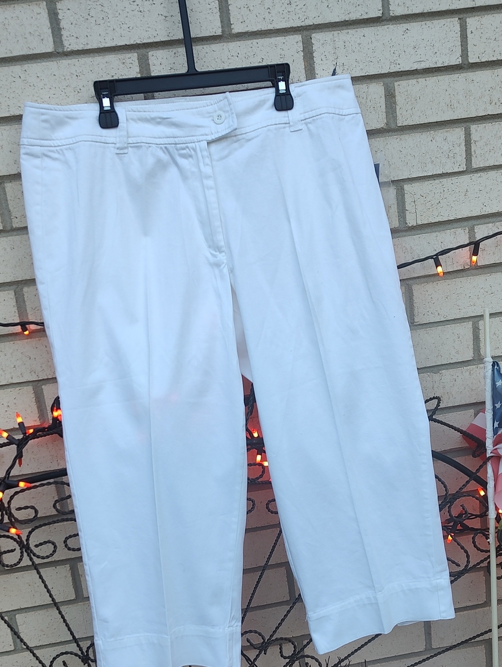 White//Capri Pants